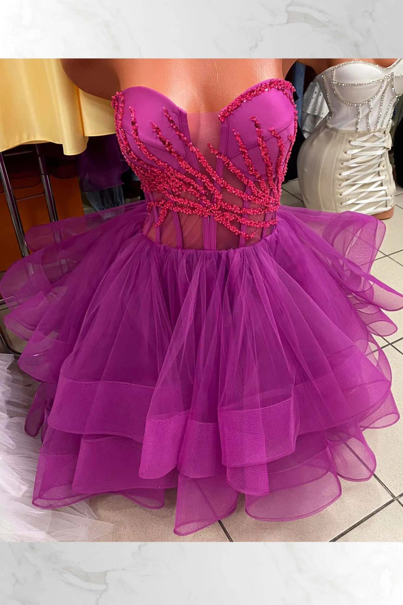 Abito princess magenta con corpetto a cuore regolabile e gonna in tulle a strati