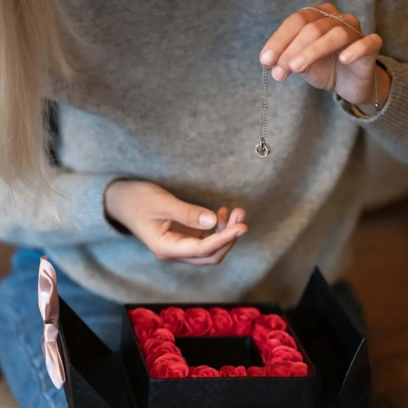 Eternal Roses Jewelry Set With Pendant Box