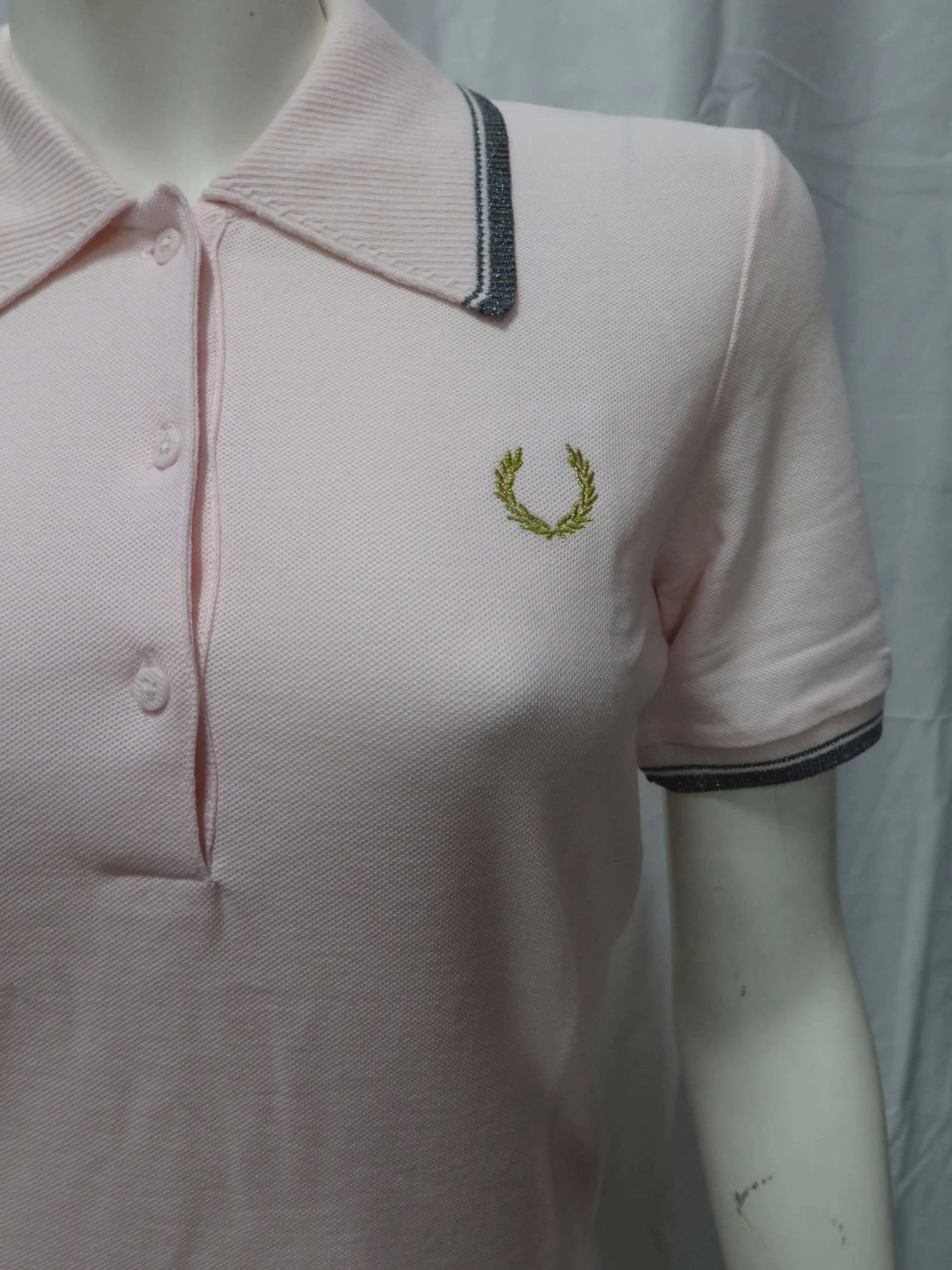 LADIES FRED PERRY x BELLA FREUD STAR EMBROIDERED PIQUE SHIRT (QUARTZ)