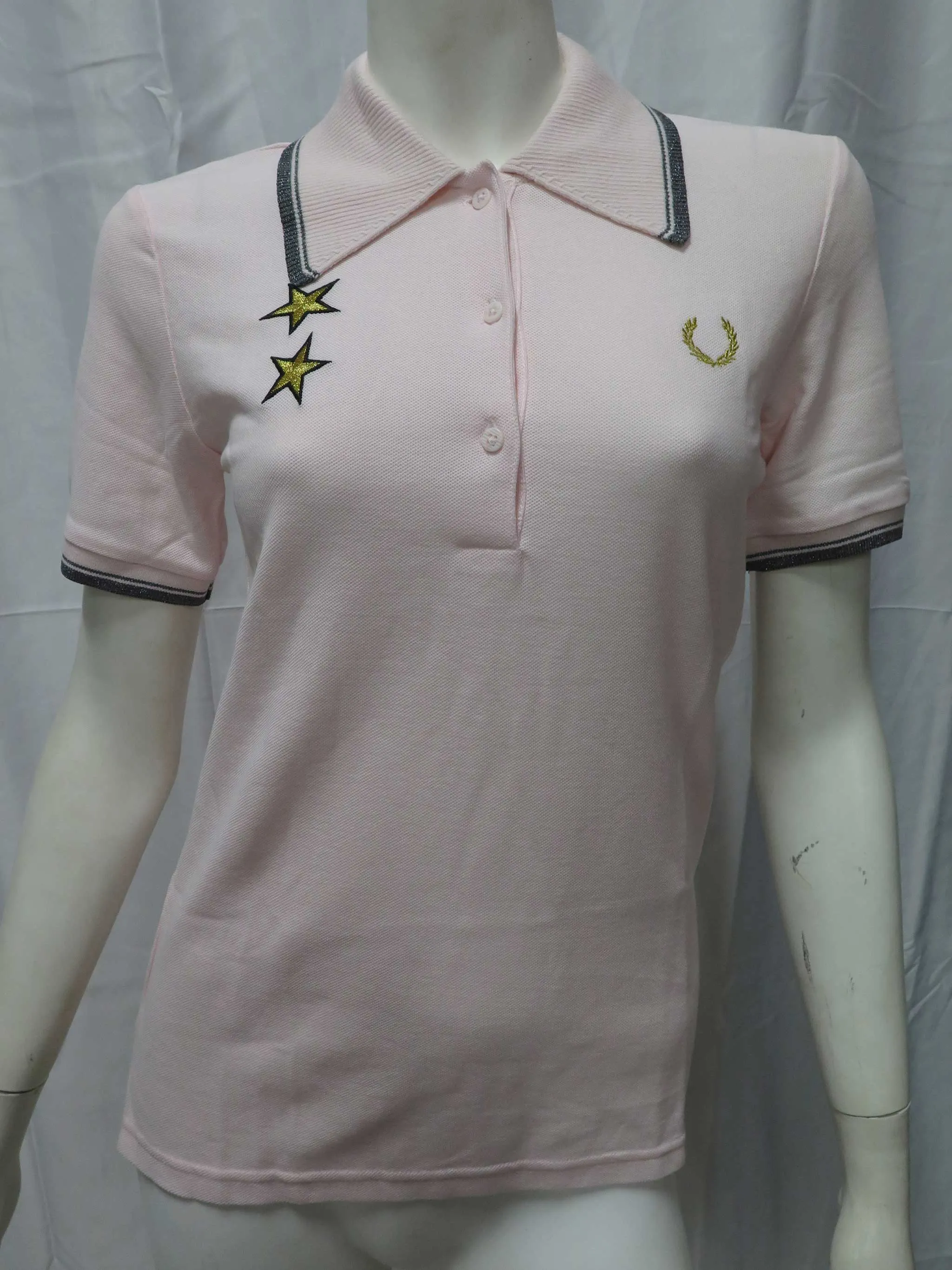 LADIES FRED PERRY x BELLA FREUD STAR EMBROIDERED PIQUE SHIRT (QUARTZ)