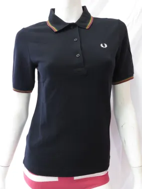 LADIES FRED PERRY x NO DOUBT POLO SHIRT (BLACK)