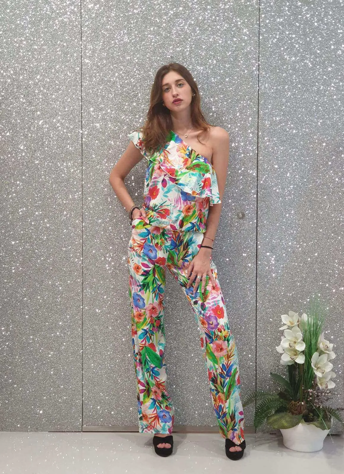 Tuta lunga casual bianca Fofy modello mono spalla con volant a multi fantasia floreale